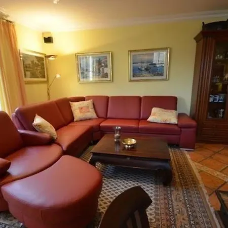 Haus Komoran بيت للعطل
